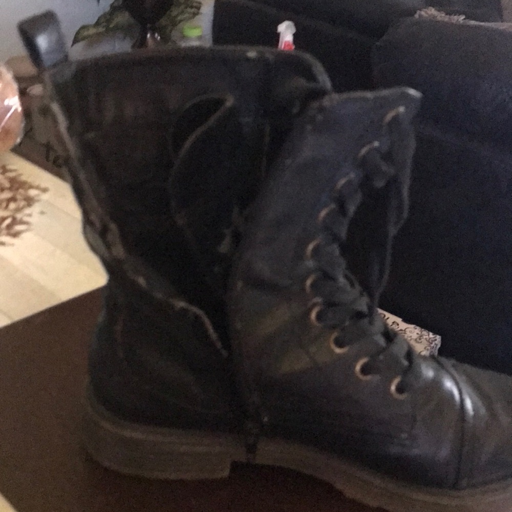 Some peeling..very comfortable..sz 9W well worn but still has life..